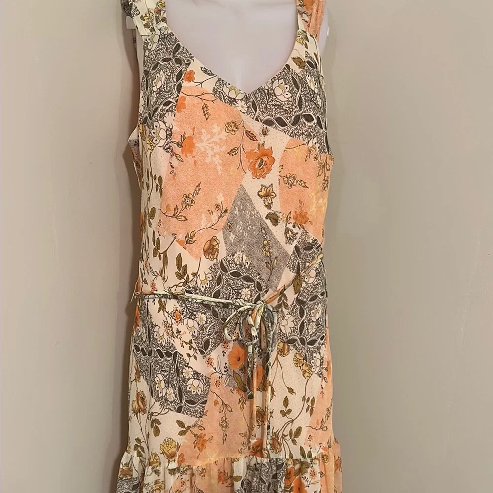 Elegant Floral Maxi Dress in Peach and Cream - Picture 4 of 7